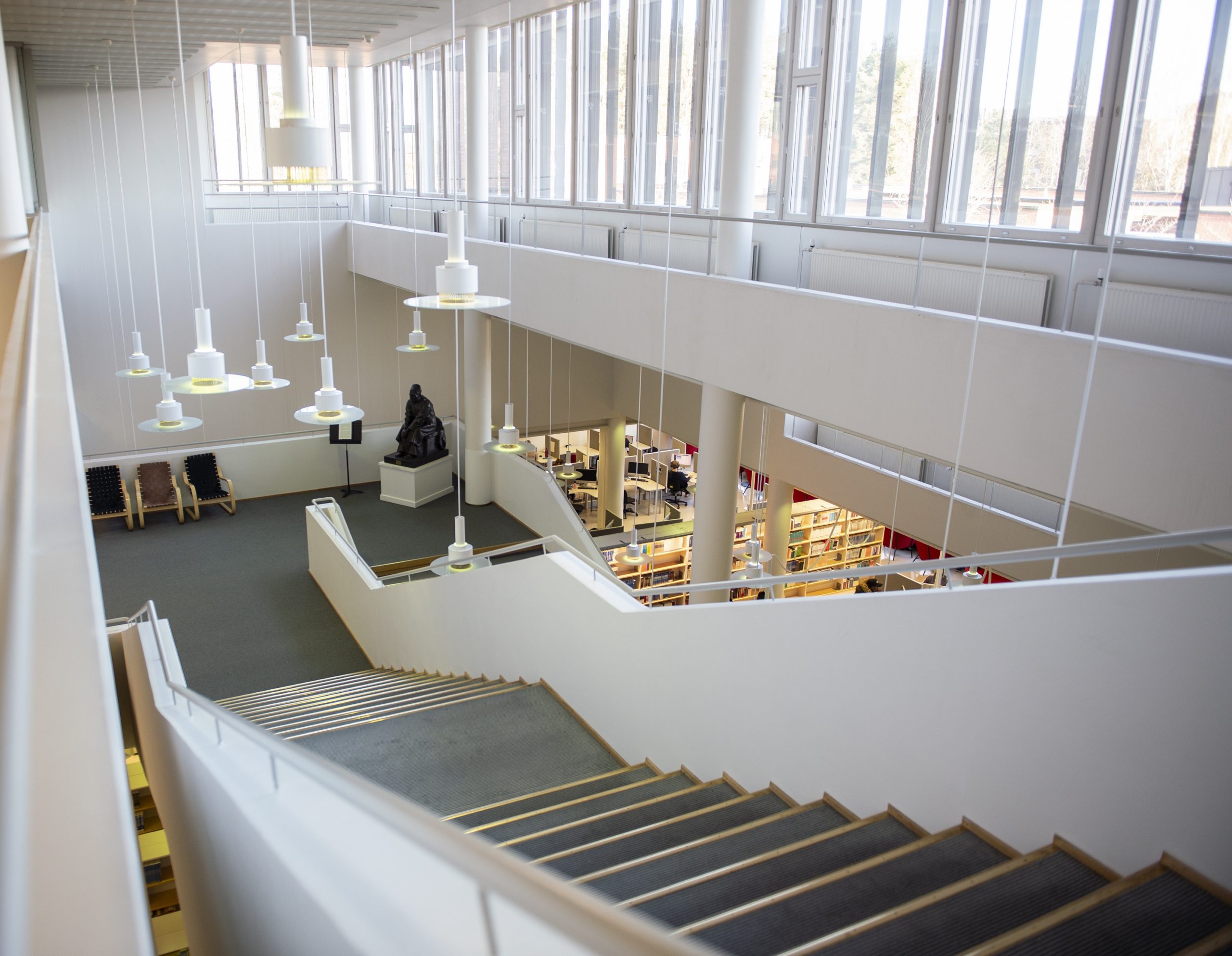 Näkymä portaikkoon Joensuun kampuskirjastossa | A view to a staircase in the Joensuu Campus Library.