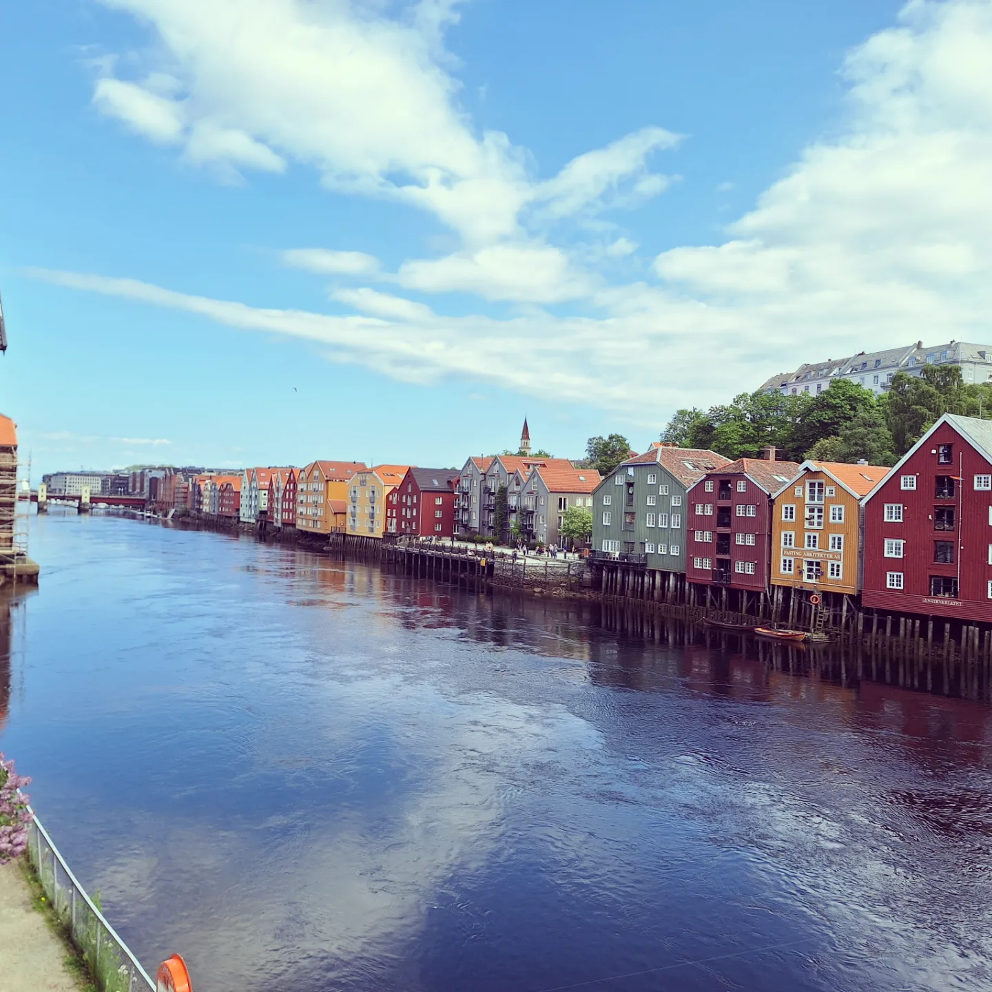 kaupunki, taloja, joki. city, houses, river.