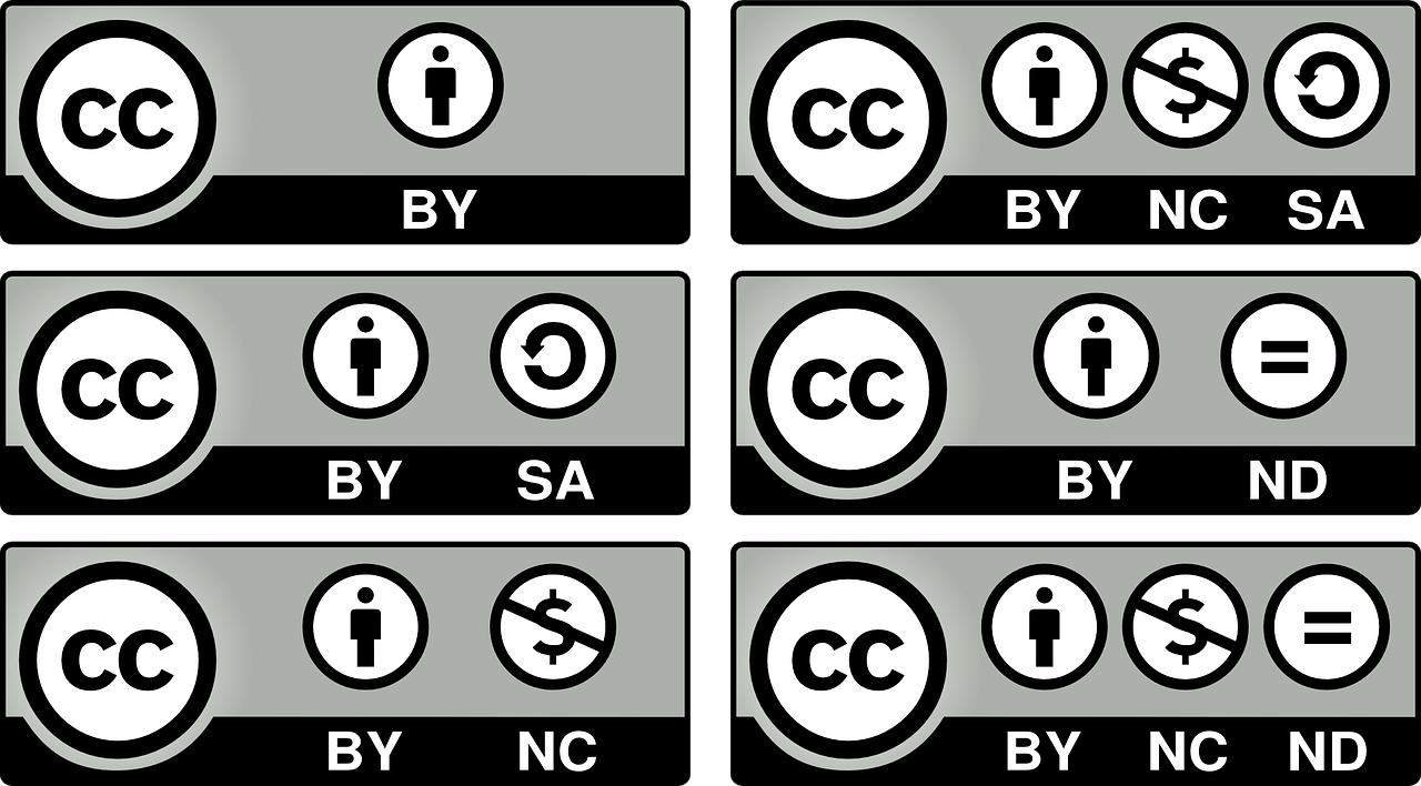 Erilaisia CC-lisenssikuvakkeita. Jokainen alkaa CC-logolla ja sisältää vähintään maninnan BY.