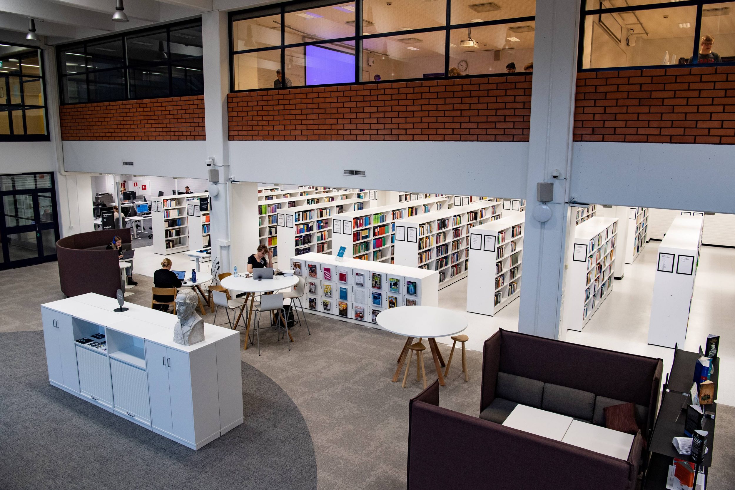 Yleisnäkymä Kuopion kampuskirjastosta. | Overview of the Kuopio Campus Library.