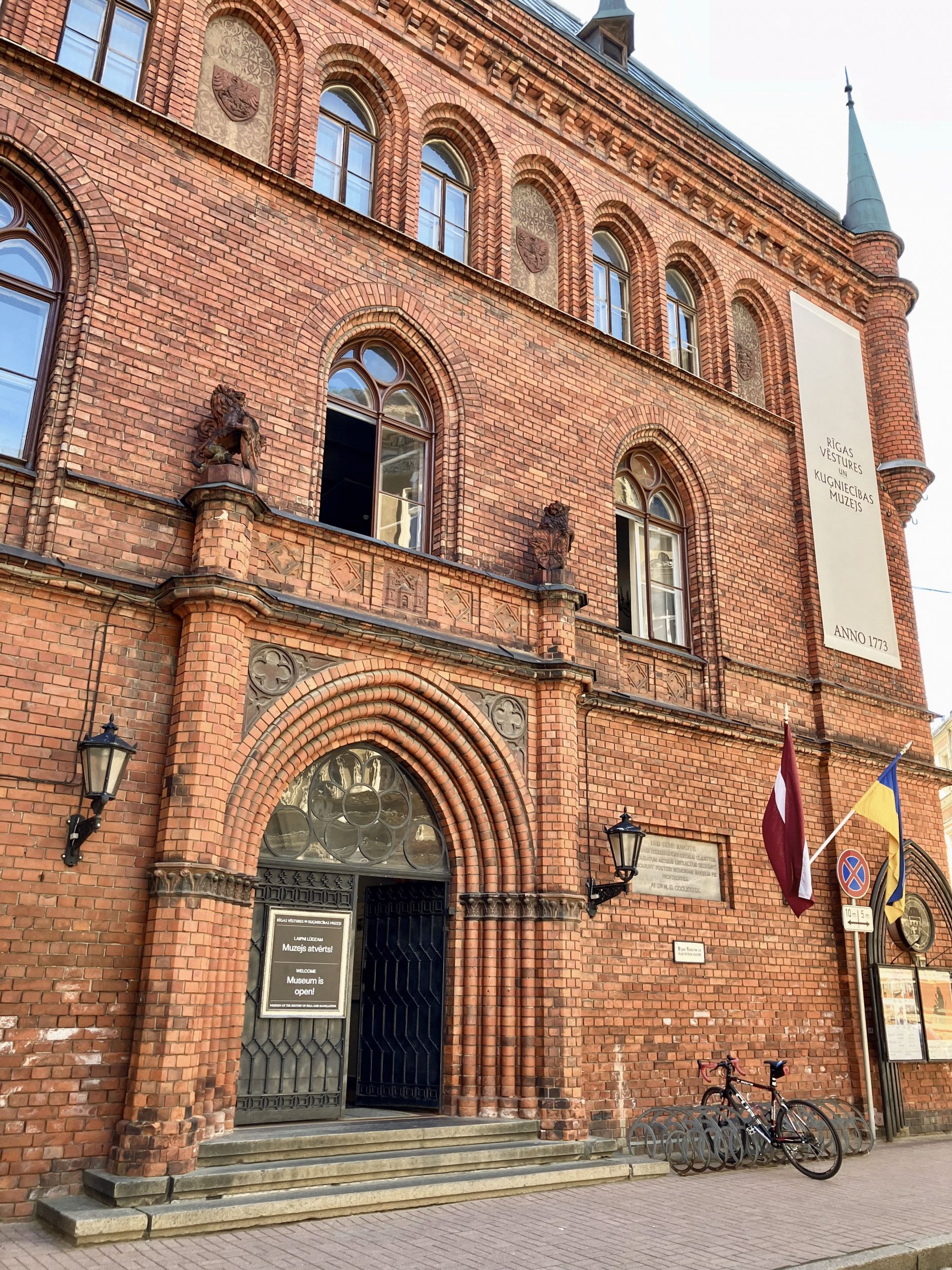 Goottilaistyylinen tiilirakennus. A Gothic-style brick building.