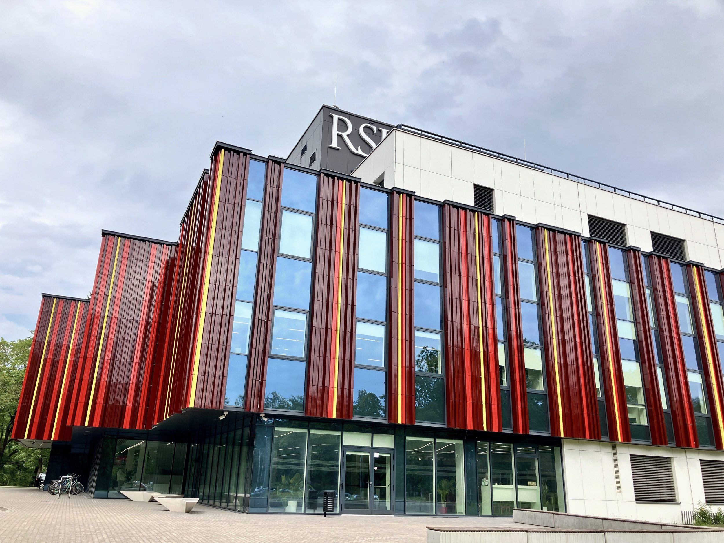 Moderni värikäs rakennus. Modern colourful building.