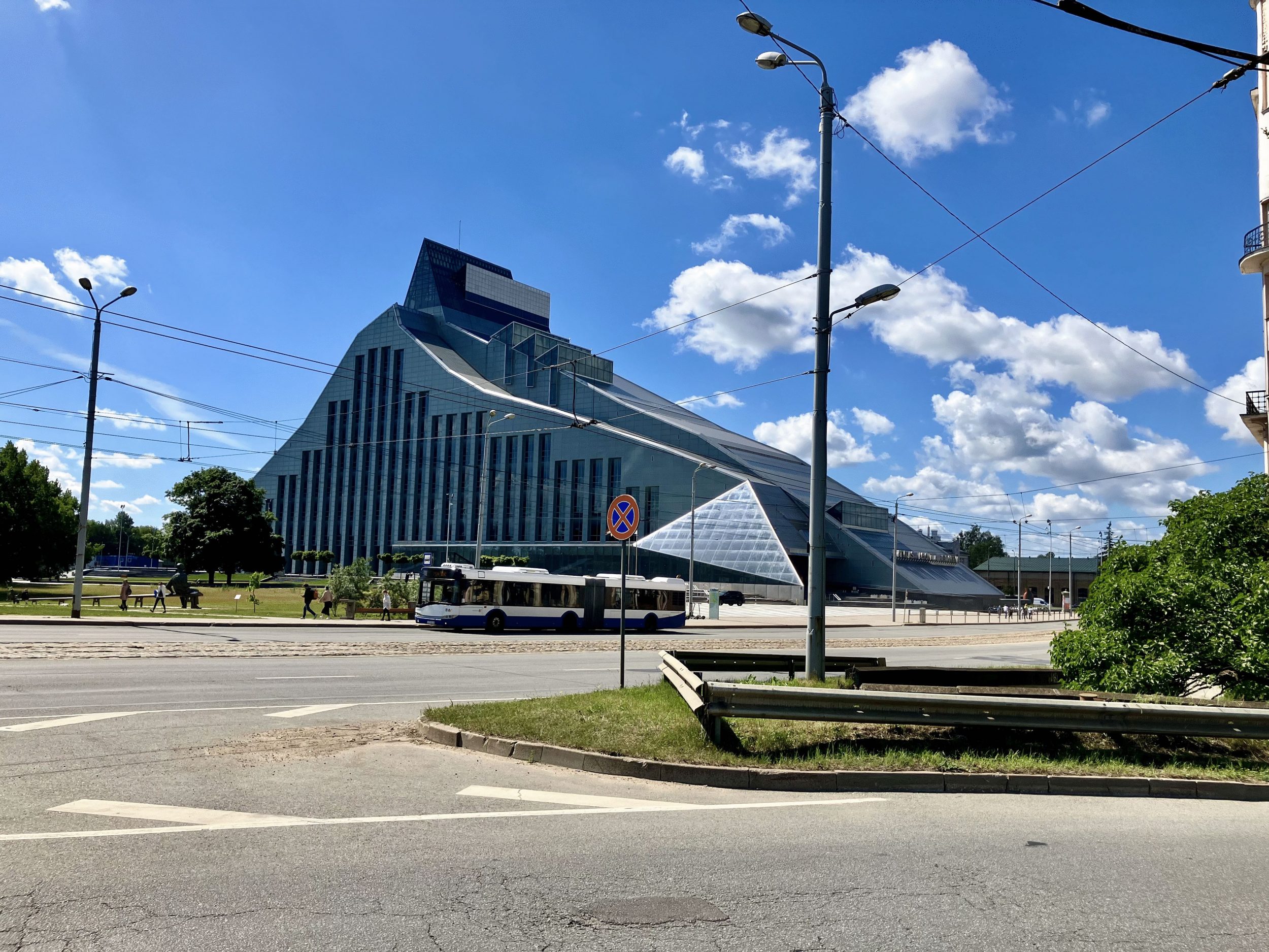 Suuri moderni harmaa vuorenmuotoinen rakennus. Big modern gray mountain-shaped building.