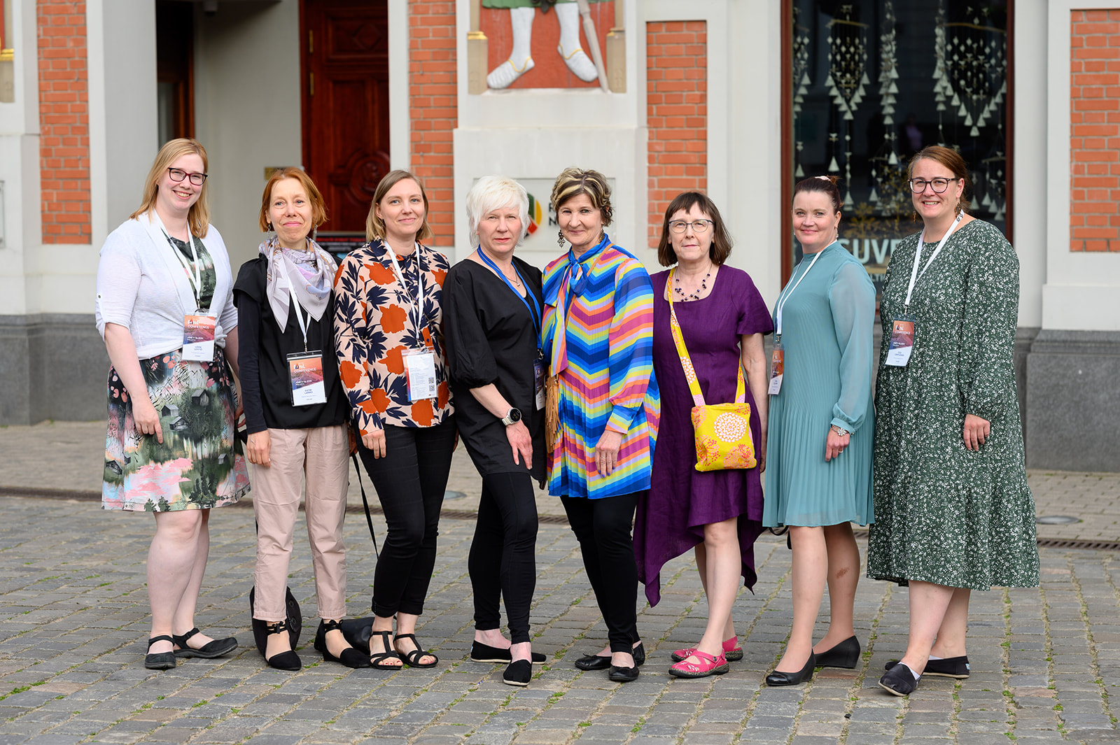 Kahdeksan naista juhla-asuissa. Eight women in party costumes.