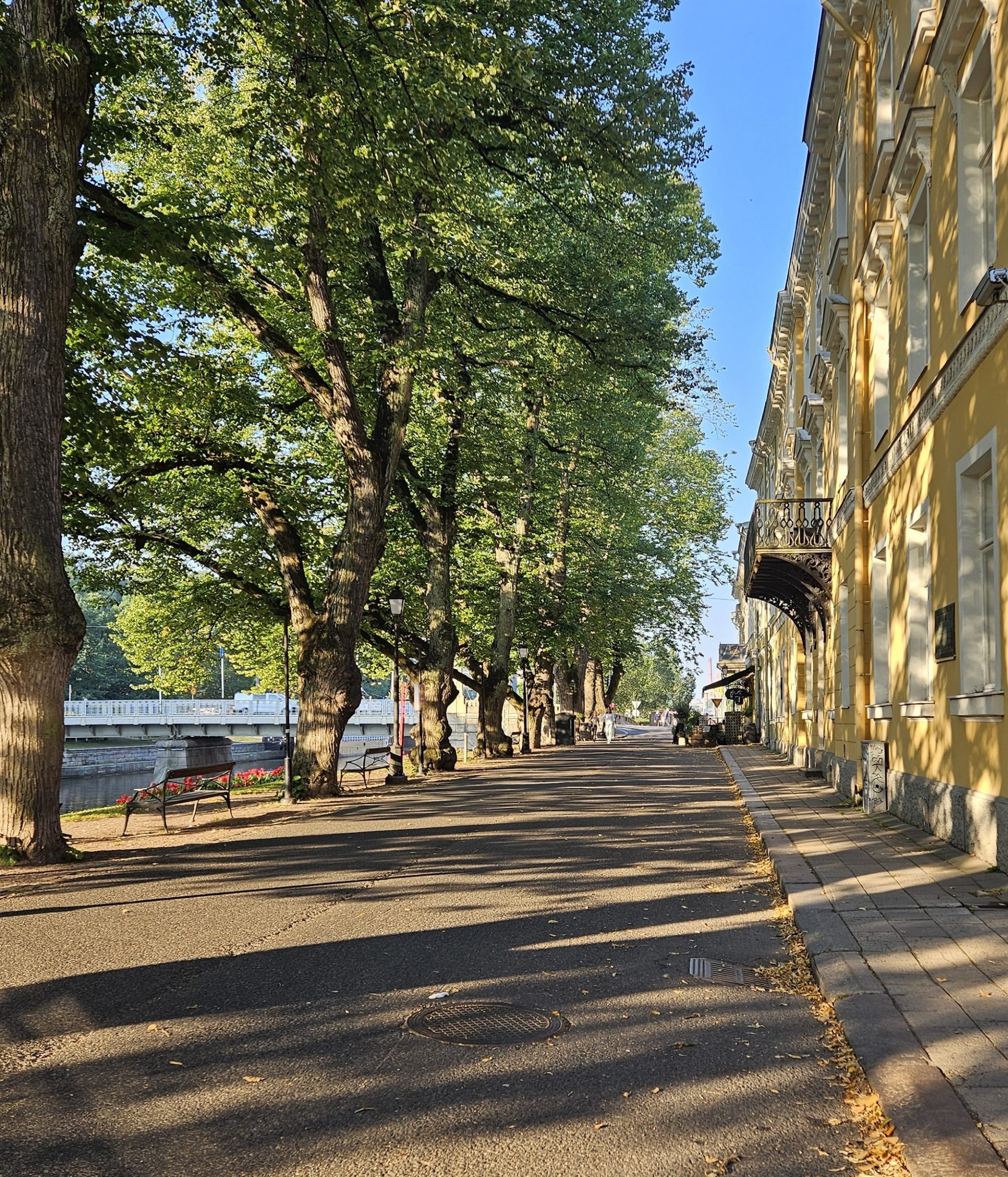 Aurajoen rannalla on puita ja kauniita vanhoja rakennuksia. On the banks of the Aura River there are trees and beautiful old buildings.