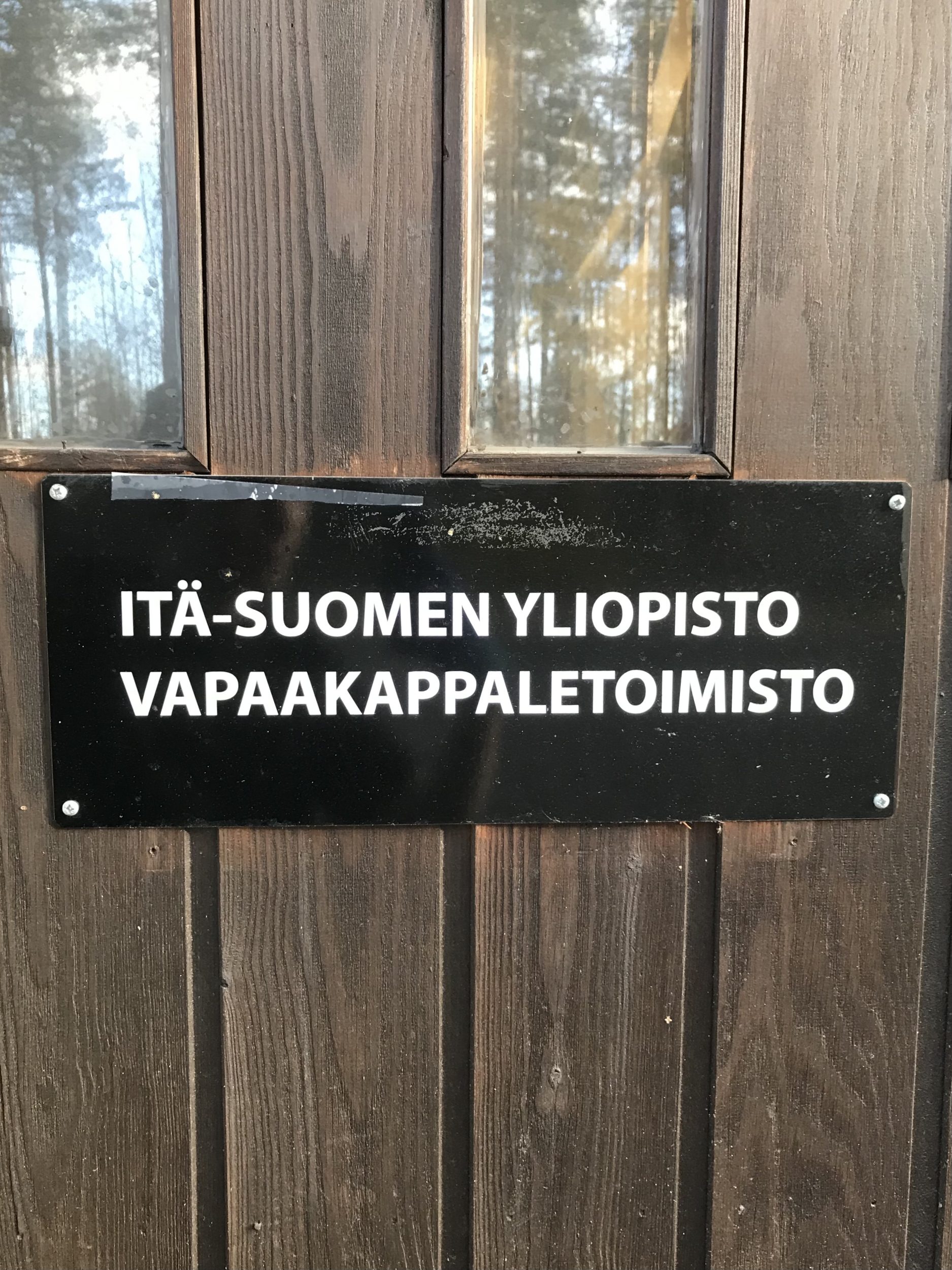 Ovikyltti, jossa lukee | A door sign which reads: Itä-Suomen yliopisto, vapaakappaletoimisto.