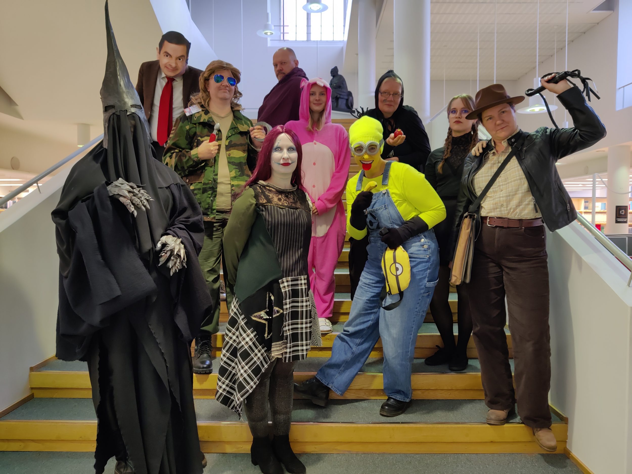 Kirjaston työntekijöitä halloween-asuissa. | Library staff in Halloween costumes.