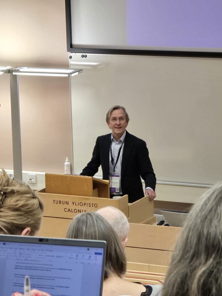 Akateemikko Martti Koskenniemi puhuu. Academician Martti Koskenniemi speaking.