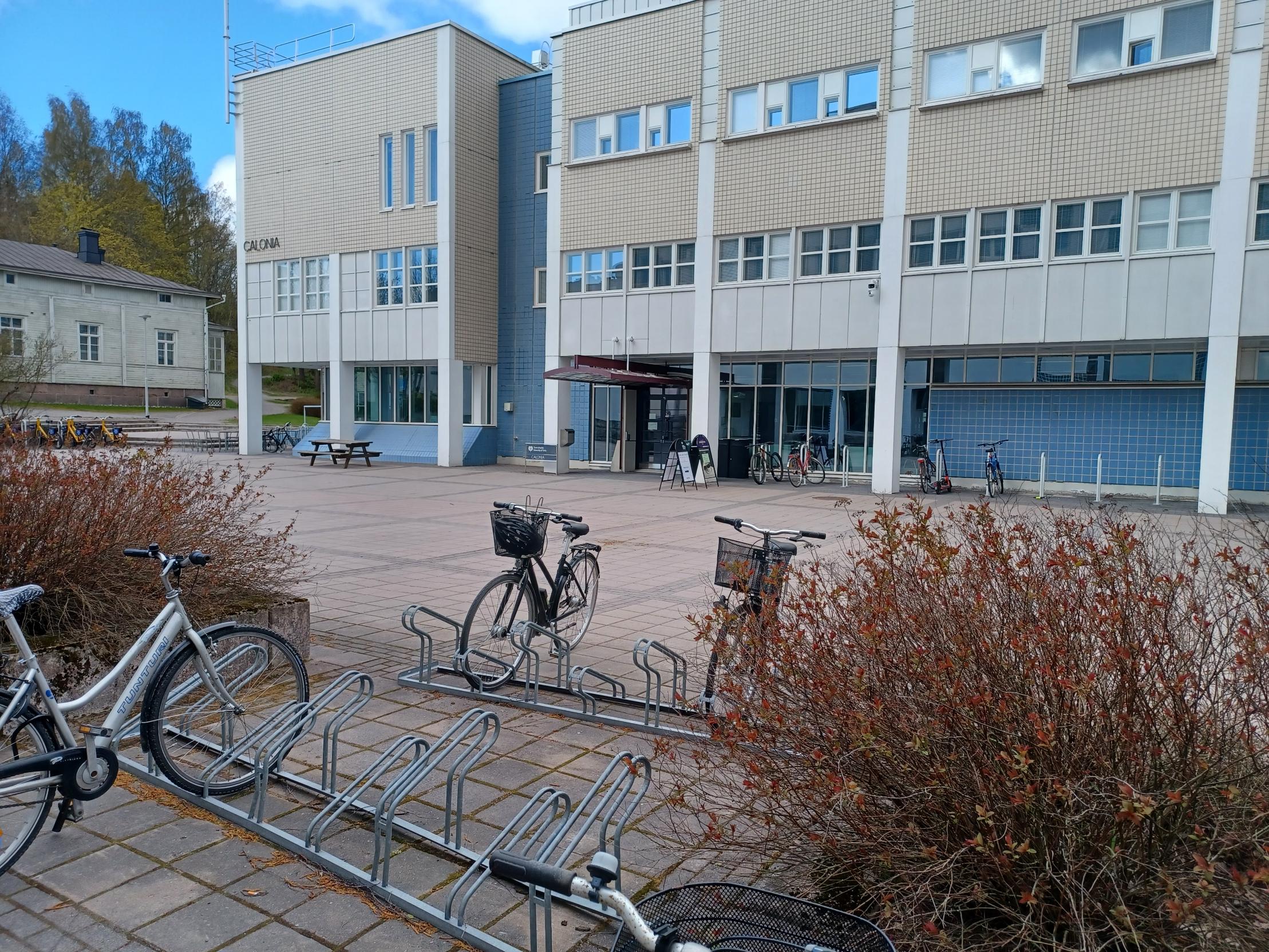 Turun yliopiston Calonia-rakennus ja sen edustalla polkupyöriä. Calonia building of the Turku University. In front of the building bicycles.