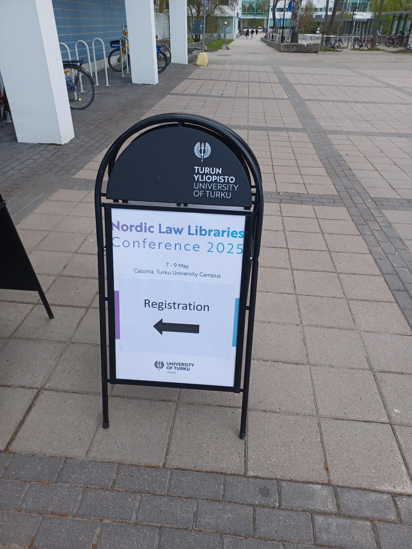 Ohjauskyltti konferenssiin ilmoittautumiseen. Sign to conference registration.