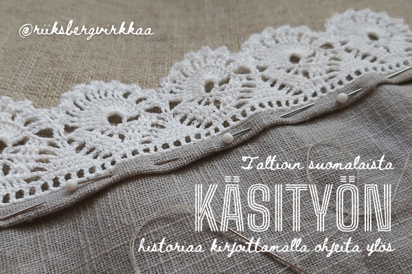 Virkatun pitsin kiinnitys kankaaseen; kuvan päällä teksti @riiksbergvirkkaa: taltioin suomalaista käsityön historiaa kirjoittamalla ohjeita ylös. Attaching crocheted lace to fabric; text over image: @riiksbergvirkkaa
