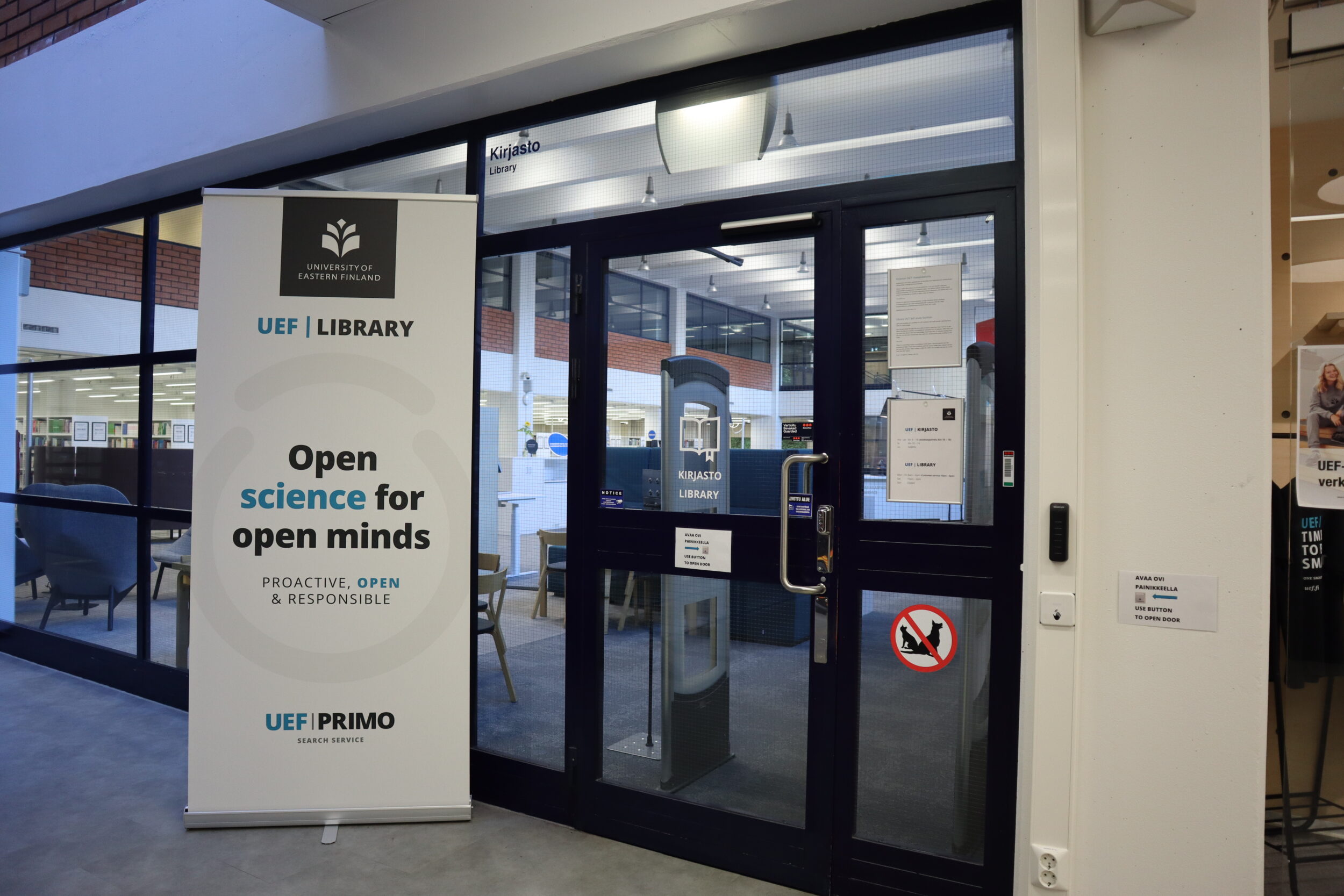 Kuopion kampuskirjaston 24/7-ovi. | 24/7-door to Kuopio Campus Library.