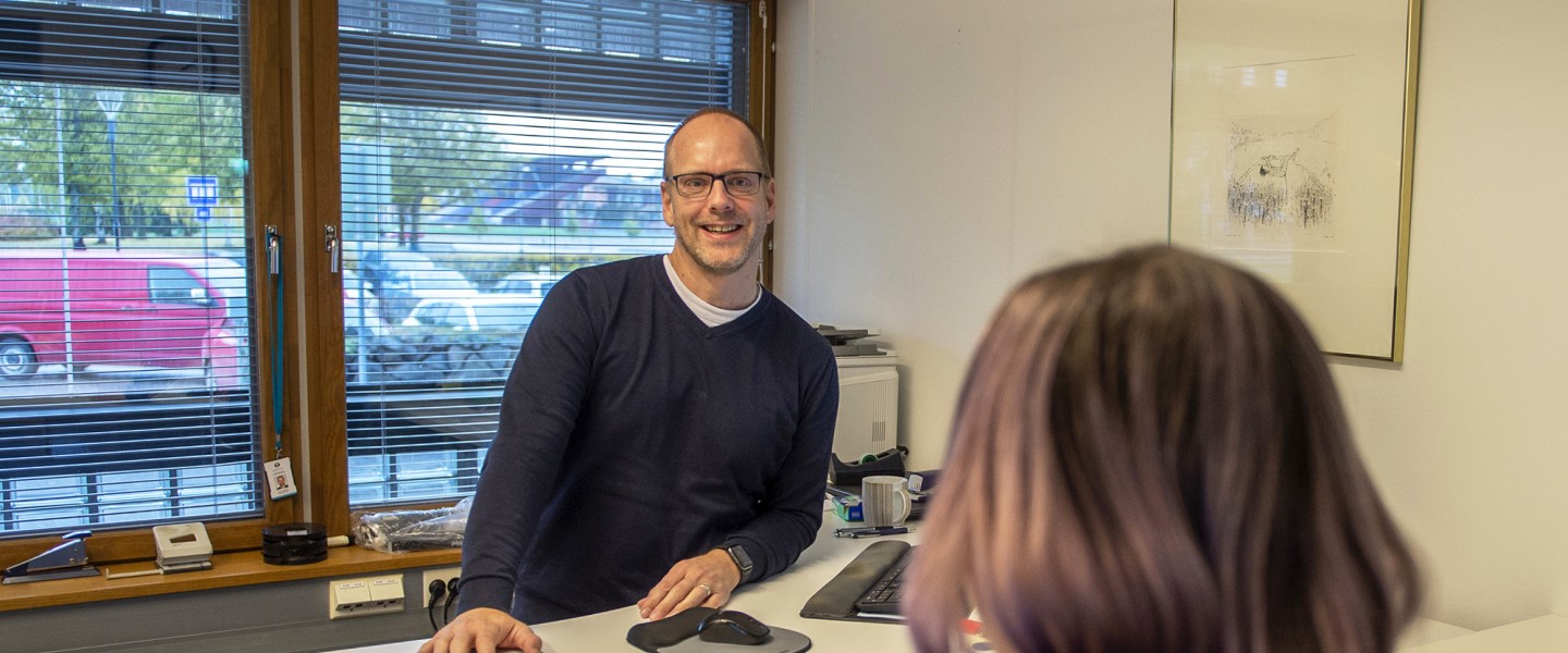 Avainpalveluiden Kjell Grinden kohtaa asiakkaan työhuoneessaan Joensuun kampuksella. | Kjell Grinden from the Key Services meets a customer in his office on the Joensuu campus.