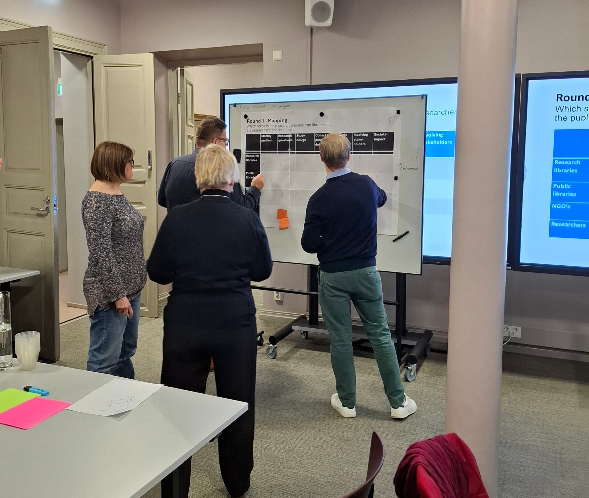 Osallistujia torstain kansalaistiede työpajassa. 