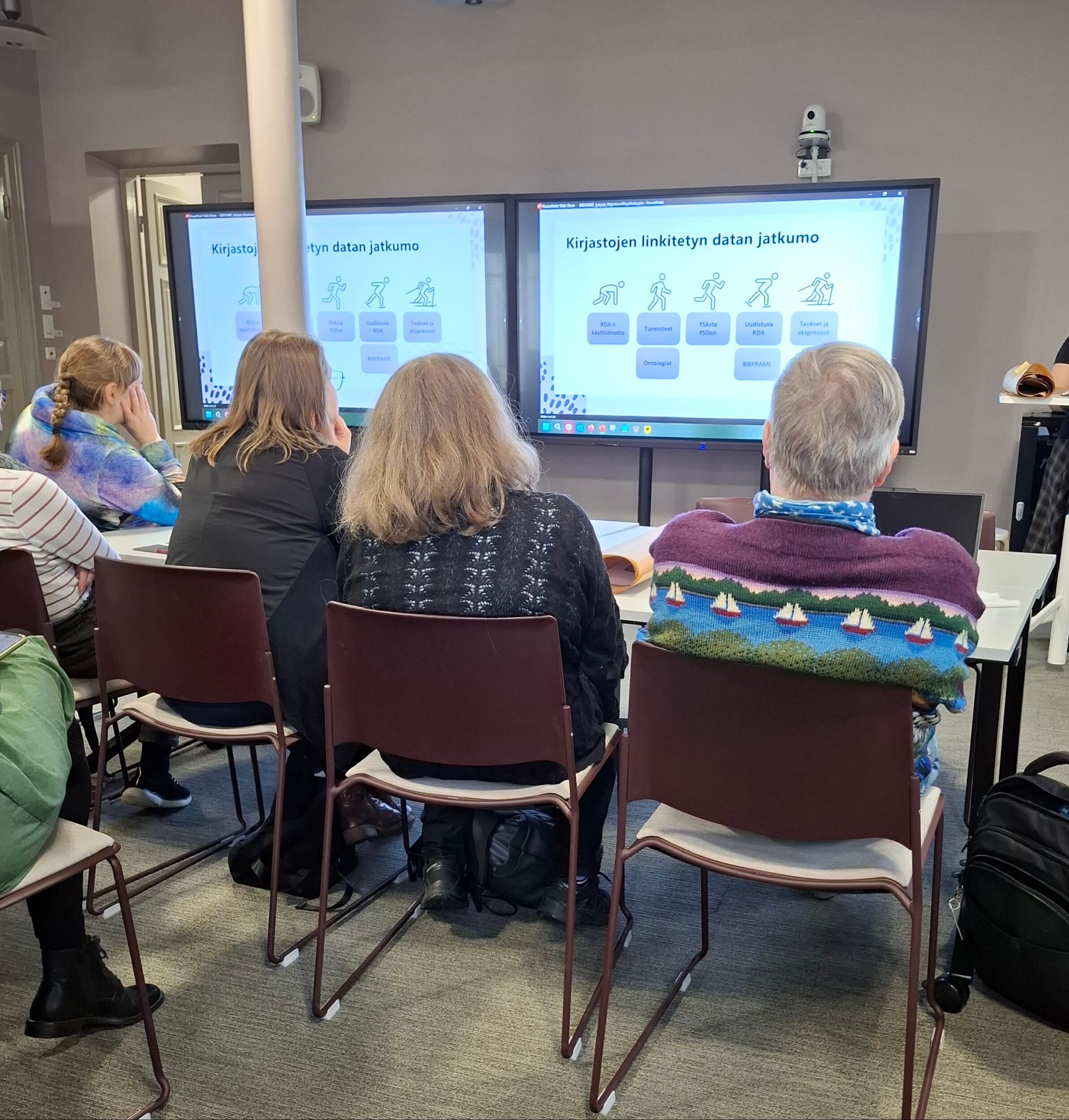 Bibframe ja finna työpajan osallistujia seuraamassa linkitetyn datan esitystä.