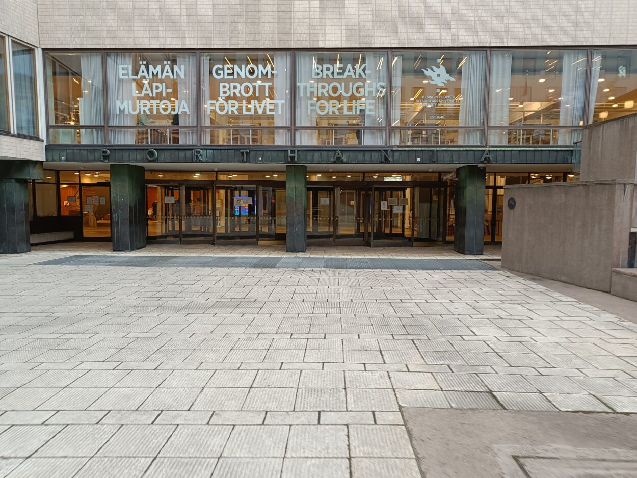 Kuva Helsingin yliopiston Porthania-rakennuksen pääovista, jossa Kirjastoverkkopäivät järjestettiin.