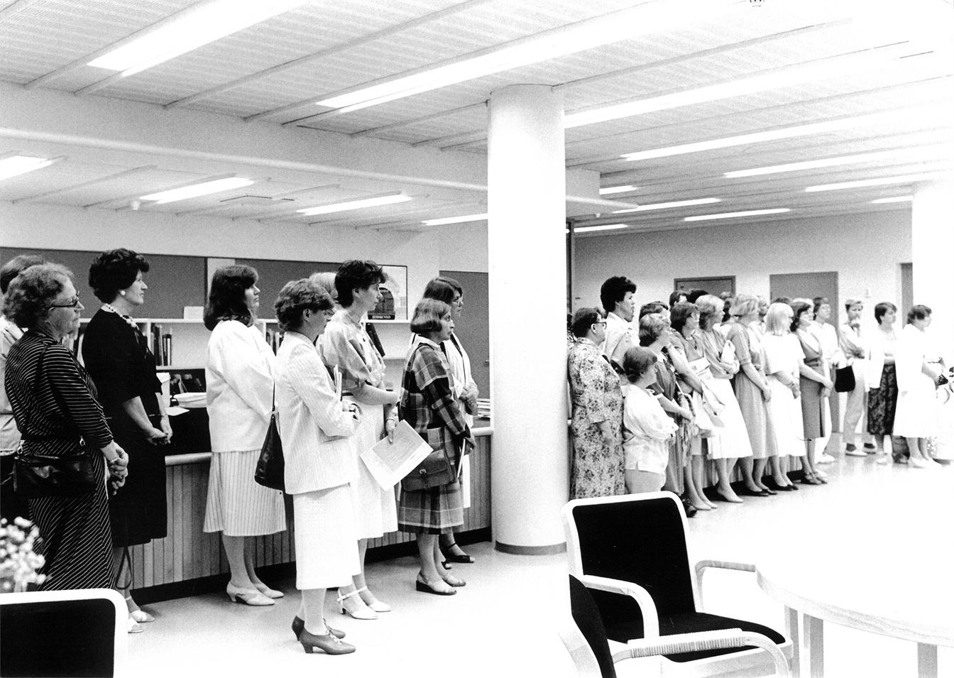 Naisrivistö, jolla katse samaan suuntaan.