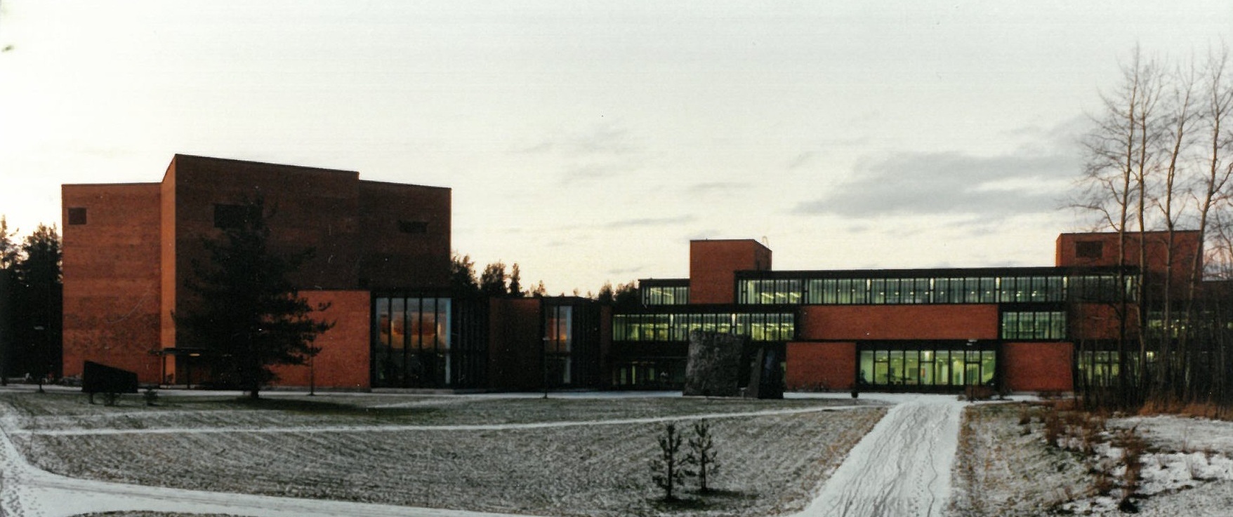 Iso punatiilinen rakennus.