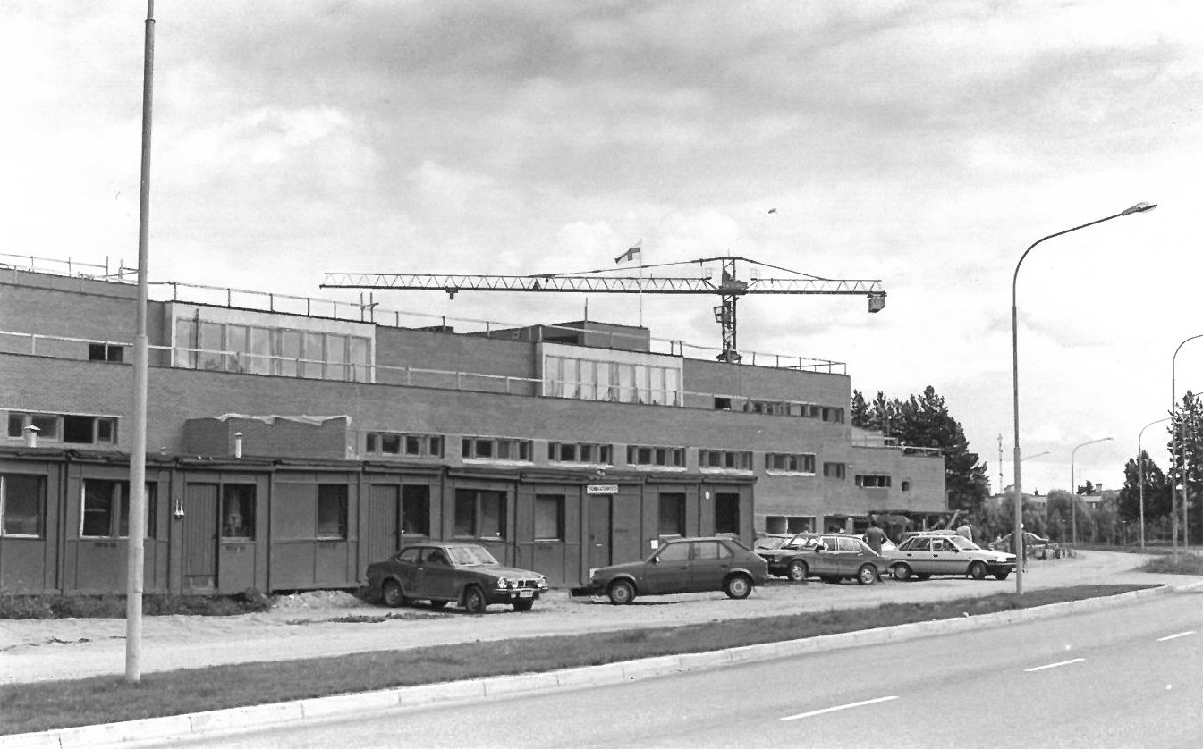 Rakenteilla oleva iso rakennus, taustalla nostokurki.