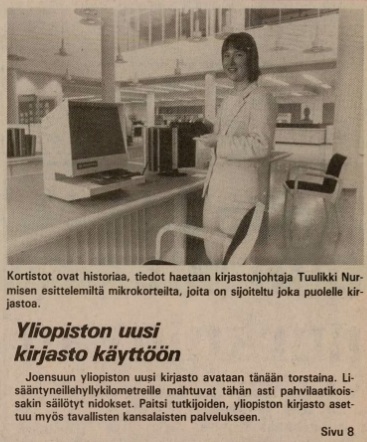 Lehtileike, jossa nainen seisoo mikrokorttien lukulaitteen äärellä kirjastossa.