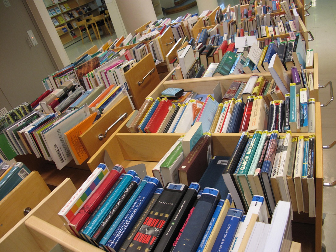 Kirjoja kärryissä.