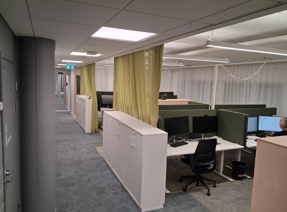 Näkymä monitilatoimistoon.