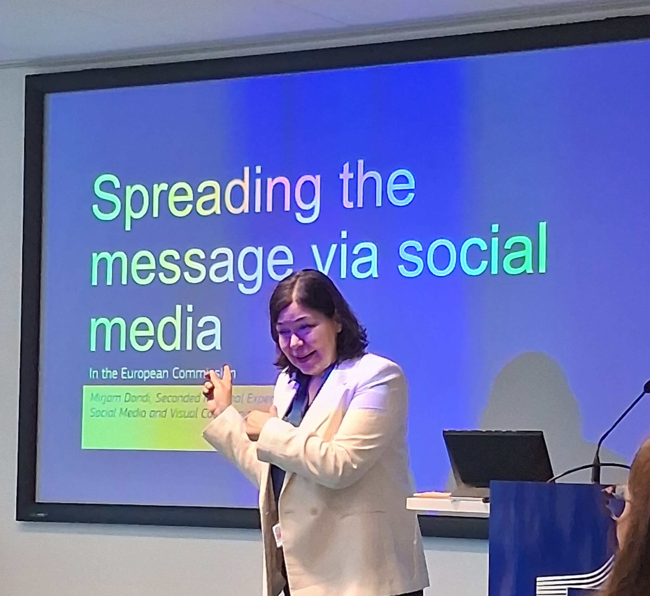Virkailija kertoo innostuneesti sosiaalisesta mediasta. | The official enthusiastically talks about social media.