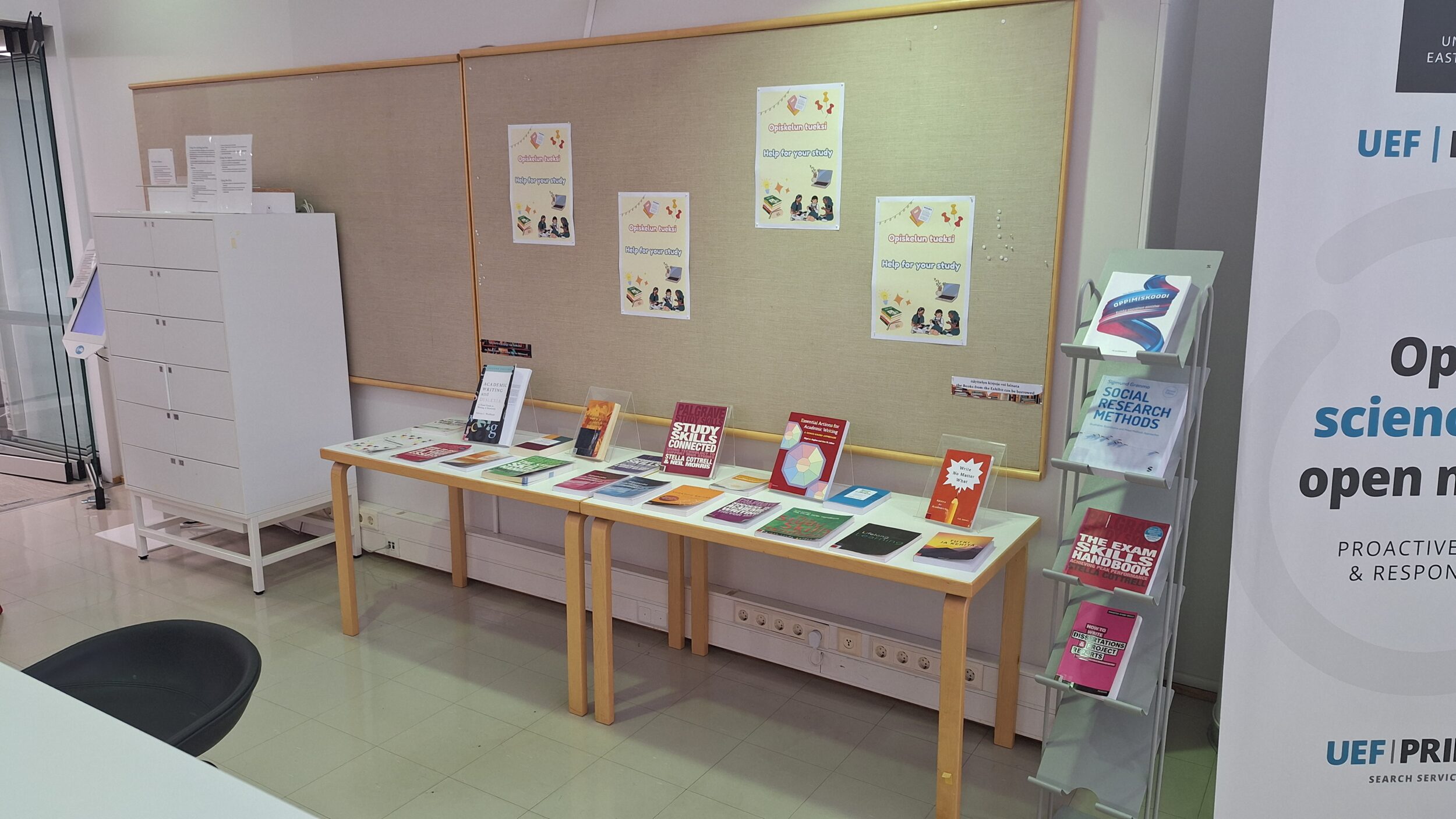 Harjoittelijoiden kokoama kirjanäyttely Joensuun kampuksella. A book exhibit curated by the interns at Joensuu campus. 