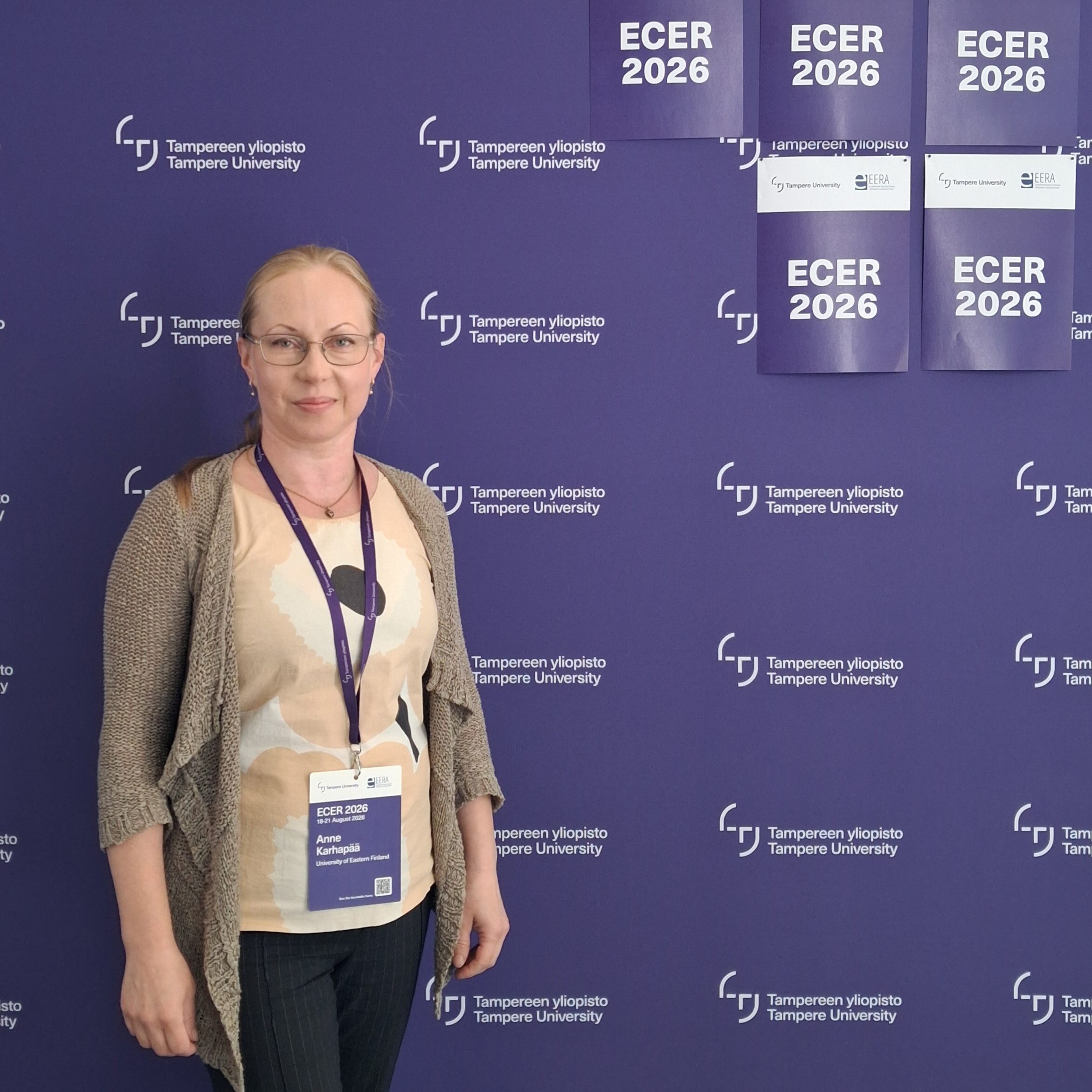 Kirjoittaja konferenssin kuvausseinustalla poseeraamassa. The writer posing in front the conference photo wall.