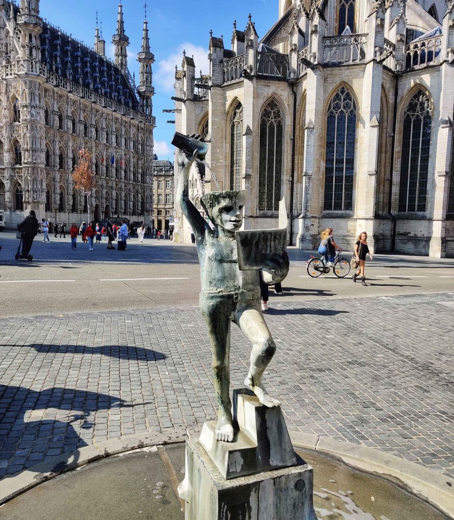 Leuvenista löytyvä Fons Sapientiae -patsas symboloi jatkuvaa oppimista ja tiedon siirtymistä aivoihimme. Terveysliikunnan konferenssin jälkeen annoin kuitenkin omille aivoilleni suosiolla välipäivän.